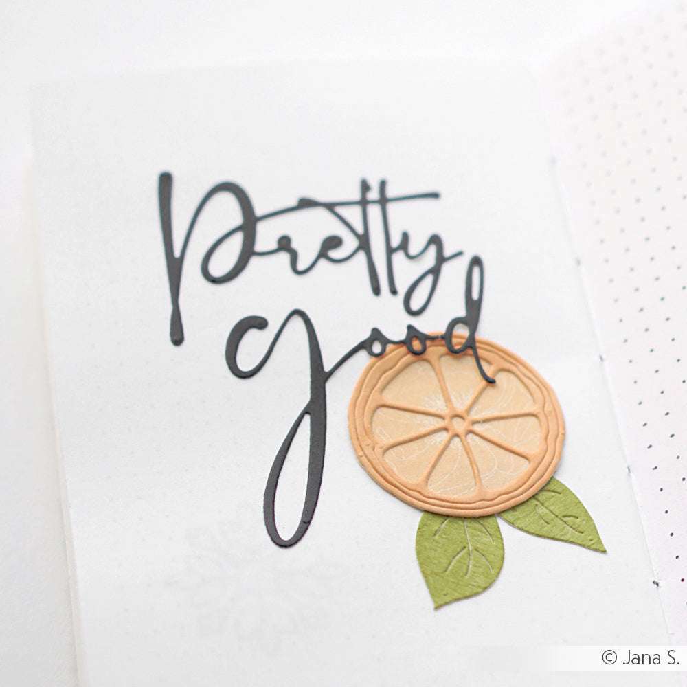 Die handgemachte Karte von Alexandra Renke zeigt eine Pfirsichscheibe mit grünen Blättern auf weißem gepunktetem Papier, hergestellt mit DieCut Systemen und Designpapieren. Der Text "Ziemlich gut" stammt aus der Kollektion Motivstanze Wörterset.