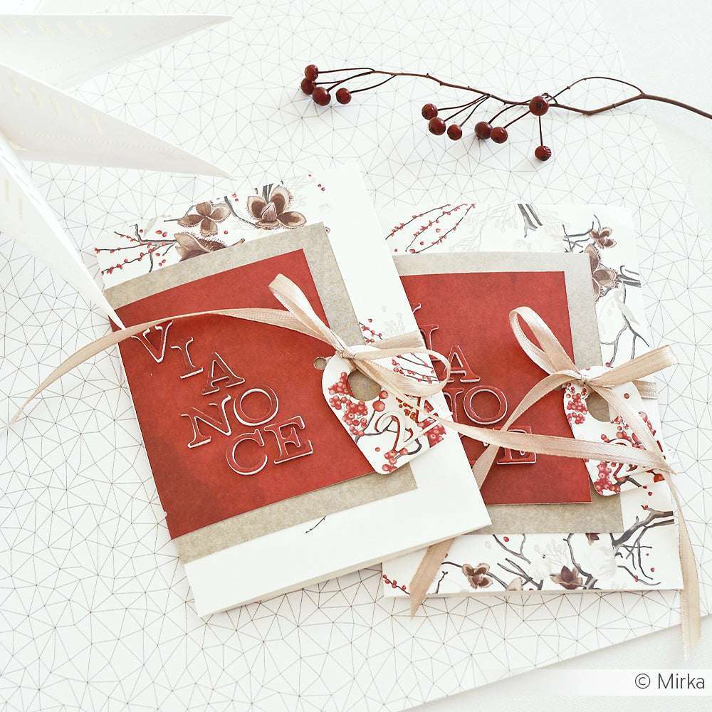 Zwei handgefertigte Weihnachtskarten auf Designpapieren mit Bändern, roten und braunen Festtagsdekorationen, die mit DieCut Systemen gestaltet wurden - alles von Alexandra Renke.