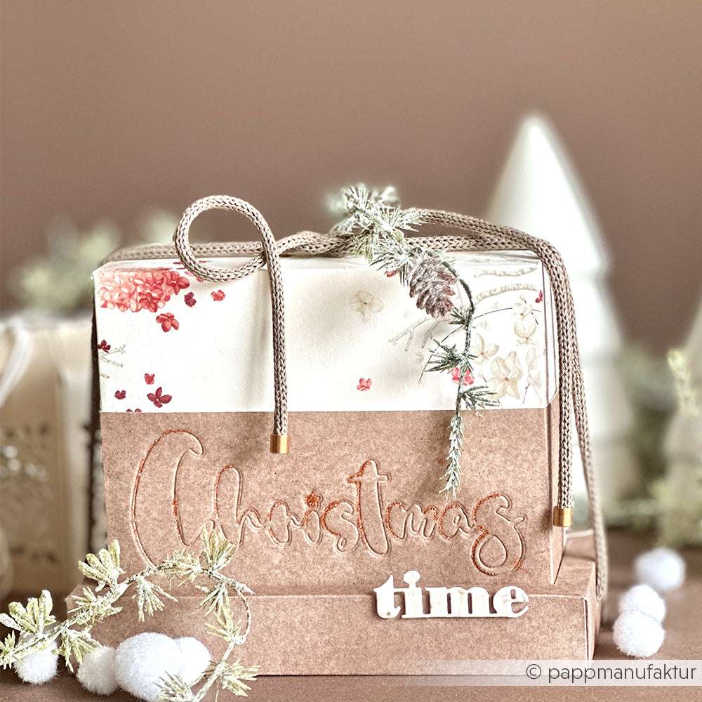Geschenktüte von Alexandra Renke mit "Christmas time"-Text, floralen Akzenten und winterlichen Dekorationen aus hochwertigen Designpapieren und Motivstanze Christmas Time für einen weichen, festlichen Touch.