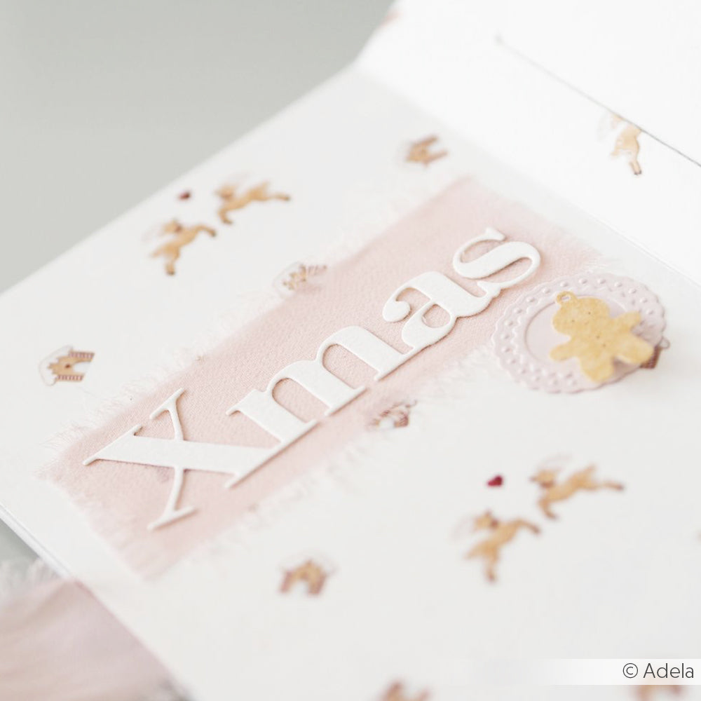 Handgemachte Weihnachtskarte von Alexandra Renke mit rosafarbenen Akzenten, Lebkuchenfiguren und festlichen Details auf weißem Papier, hergestellt mit DieCut Systemen und eleganten Designpapieren für einen einzigartigen weihnachtlichen Touch.