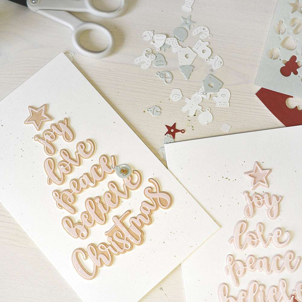 Handgefertigte Weihnachtskarten mit Schichttexten - Freude, Liebe, Frieden, Glaube -, die mit dem Alexandra Renke Schicht-Wörterset gebastelt und mit der Motivstanze Weihnachtsbaum verziert wurden. Alexandra Renke Bastelbedarf und Stanzwerkzeuge inspirieren zu festlicher Kreativität.