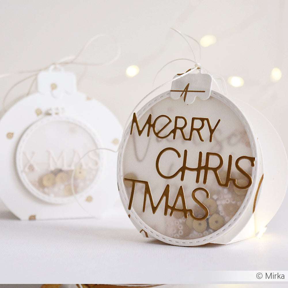 Zwei weiße runde Weihnachtskugeln mit goldenem Text "Merry Christmas" und "XMAS", hergestellt mit Alexandra Renke Stanzsysteme Dies und Motivstanze Merry Christmas Design, wunderschön auf weißem Hintergrund.