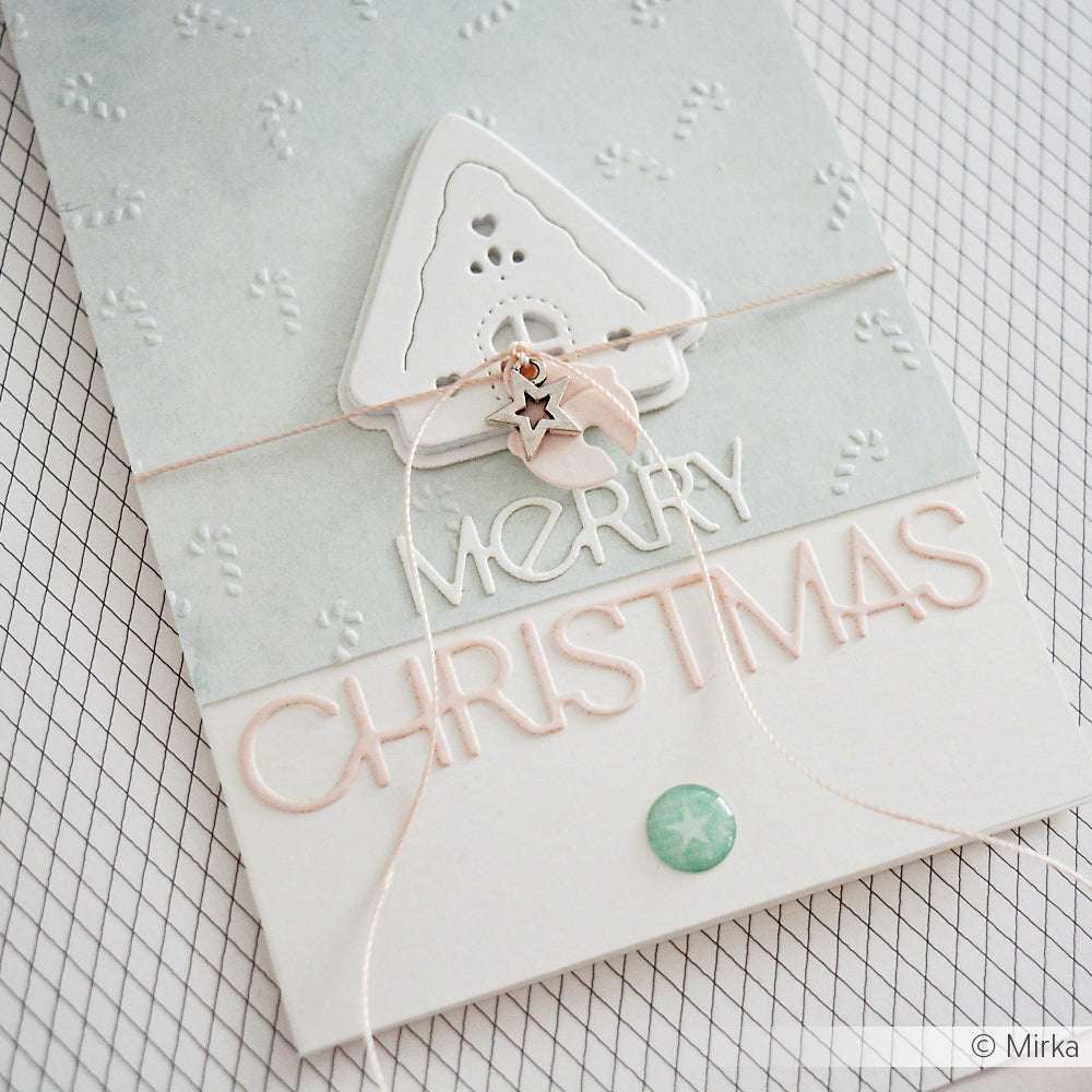 Handgemachte Weihnachtskarte von Alexandra Renke in Pastellfarben mit einem Haus, dem Text "Merry Christmas" und Anhängern. Hergestellt mit Motivstanze Merry Christmas für gestochen scharfe Details und DieCut Systeme für präzise Formen.