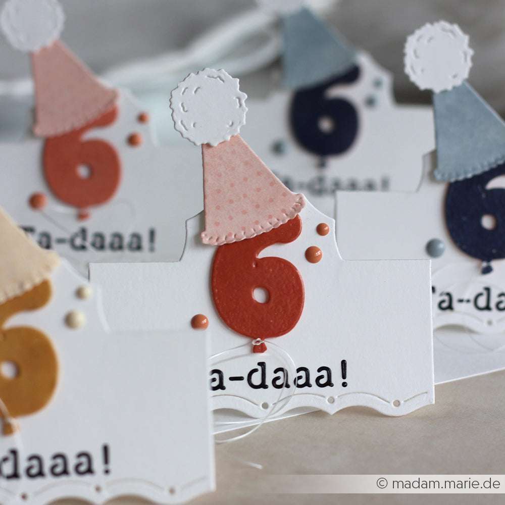 Geburtstagskarten mit der Zahl 6, Partyhüten und dem Text "da-daaa!" in einem verspielten Design - perfekt für Feiern mit dem kreativen Stil von Alexandra Renke.