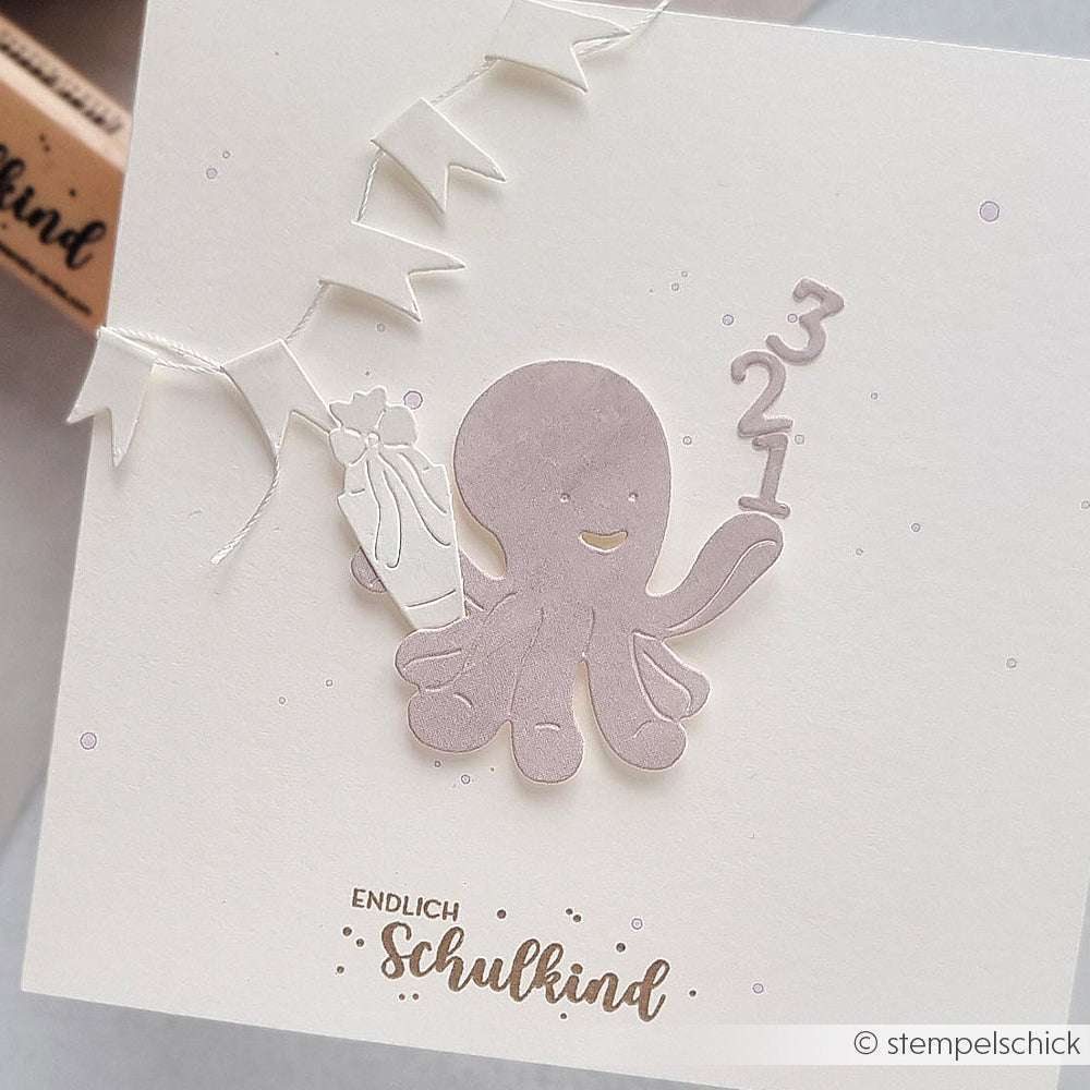 Ein niedlicher Oktopus hält ein 3 2 1 Schild aus Alexandra Renke Motivstanze Mini Zahlen und eine Schultüte, dazu ein Banner und den Text Endlich Schulkind" - ideal für Deep Edge Motivstanzen oder PAPPcut®ies Projekte.