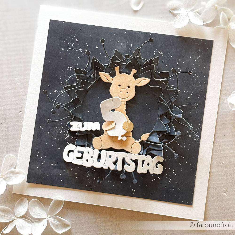 Handgefertigte Geburtstagskarte von Alexandra Renke mit einer niedlichen Giraffe, die eine Nummer 2 hält, umgeben von Sternen und deutschem Text, hergestellt mit PAPPcut Deep Edge Motivstanzen für präzise Details.