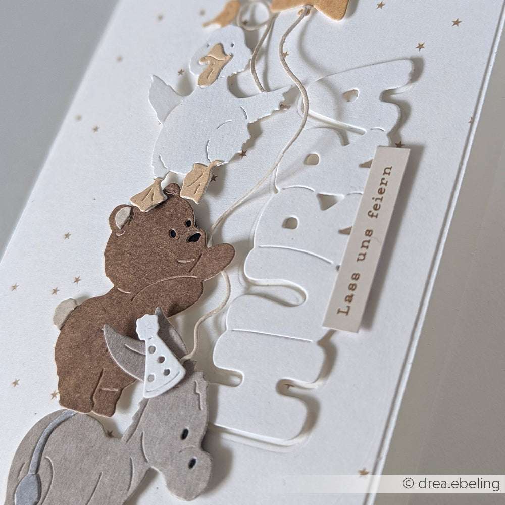 Geschichtetes Papierkunstwerk eines Bären, eines Pferdes und einer Gans mit "HURRA" und "Lass uns feiern" auf einer weißen Karte, hergestellt mit Alexandra Renke PAPPcut®ies und Deep Edge Motivstanzen für zusätzliche Details.