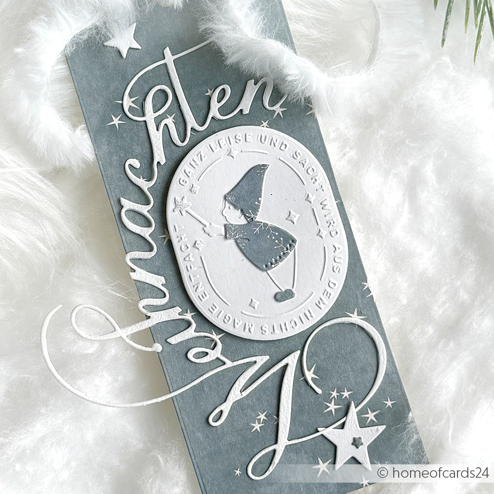 Handgefertigte Weihnachtskarte von Alexandra Renke mit deutschem Text, einer Wichtel-Illustration, Sternen und festlicher weißer Dekoration, die mit Designpapieren und der Motivstanze Weihnachten gestaltet wurde und eine charmante weihnachtliche Note hat.