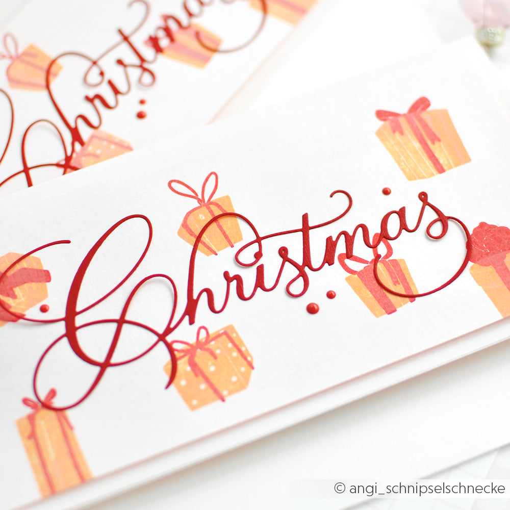 Weiße Karte von Alexandra Renke mit dem Schriftzug "Weihnachten" in roter Schrift, umgeben von orangefarbenen und roten Geschenkkartons - perfekt für kreative Projekte mit Stanzsystemen oder in Kombination mit Designpapieren für einen festlichen Touch.