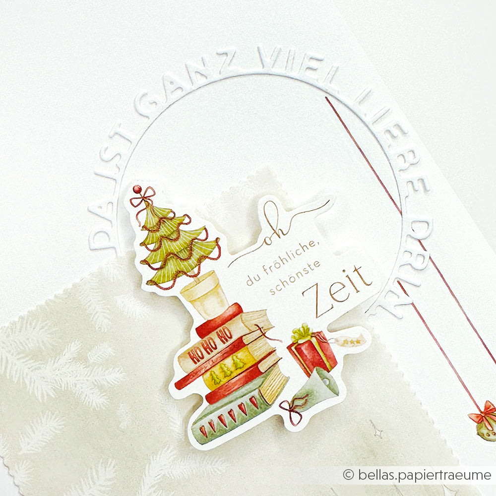 Eine festliche Alexandra Renke Karte mit Weihnachtsbüchern, Geschenken und einem Baum, mit geprägtem deutschen Text in einem "Ganz viel Liebe" Typo Kreis und eleganten Motivstanze Details.