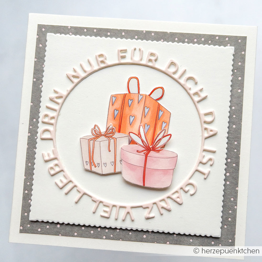 Illustrierte Grußkarte von Alexandra Renke mit drei eingepackten Geschenken und einem "Ganz viel Liebe"-Rundtextmotiv - ideal für Fans von Motivstanze oder Stanzsystemen.