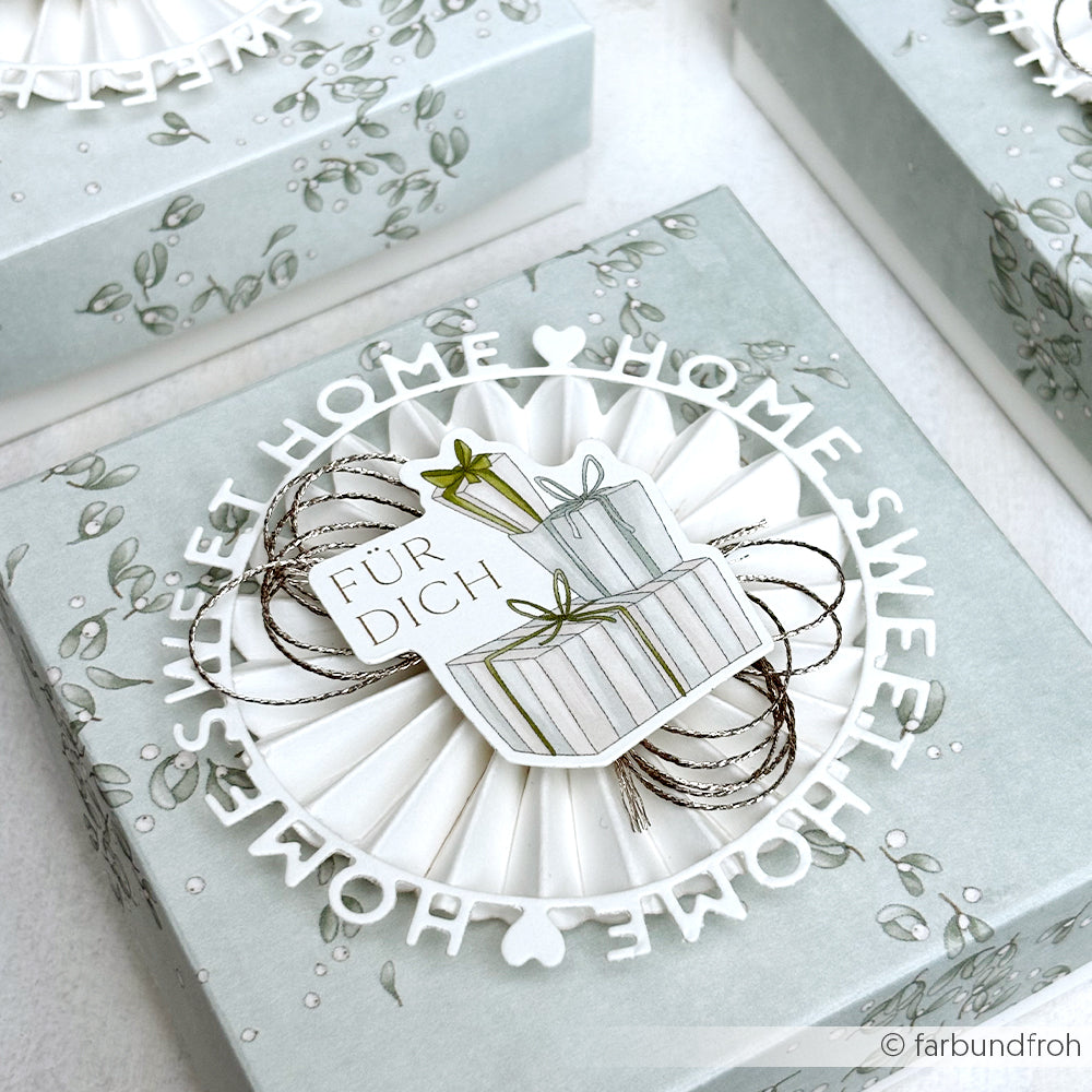 Geschenkkarton von Alexandra Renke mit Home Sweet Home Typo Kreis, blättrigen Akzenten und illustrierten Geschenken mit der Aufschrift Für Dich auf der Oberseite, hergestellt mit Designpapieren für einen stilvollen Touch.