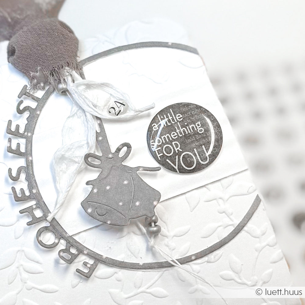 Handgefertigte Karte von Alexandra Renke mit einer grauen Glocke, strukturiertem weißem Hintergrund und "einer Kleinigkeit für dich" - hergestellt mit DieCut Systemen für präzise Details auf hochwertigen Designpapieren.