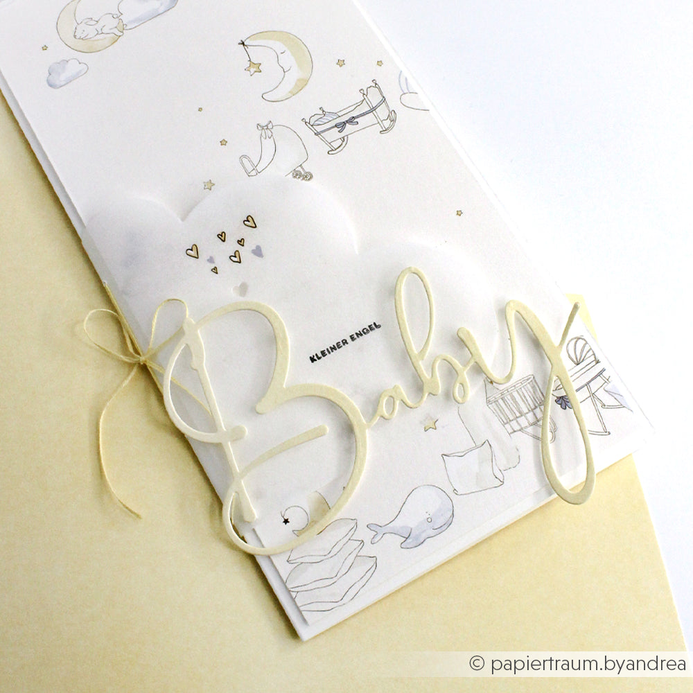 Eine Babykarte von Alexandra Renke mit ausgestanzten Wolken, pastellfarbenen Illustrationen und "Baby" in Fettschrift auf der Vorderseite.