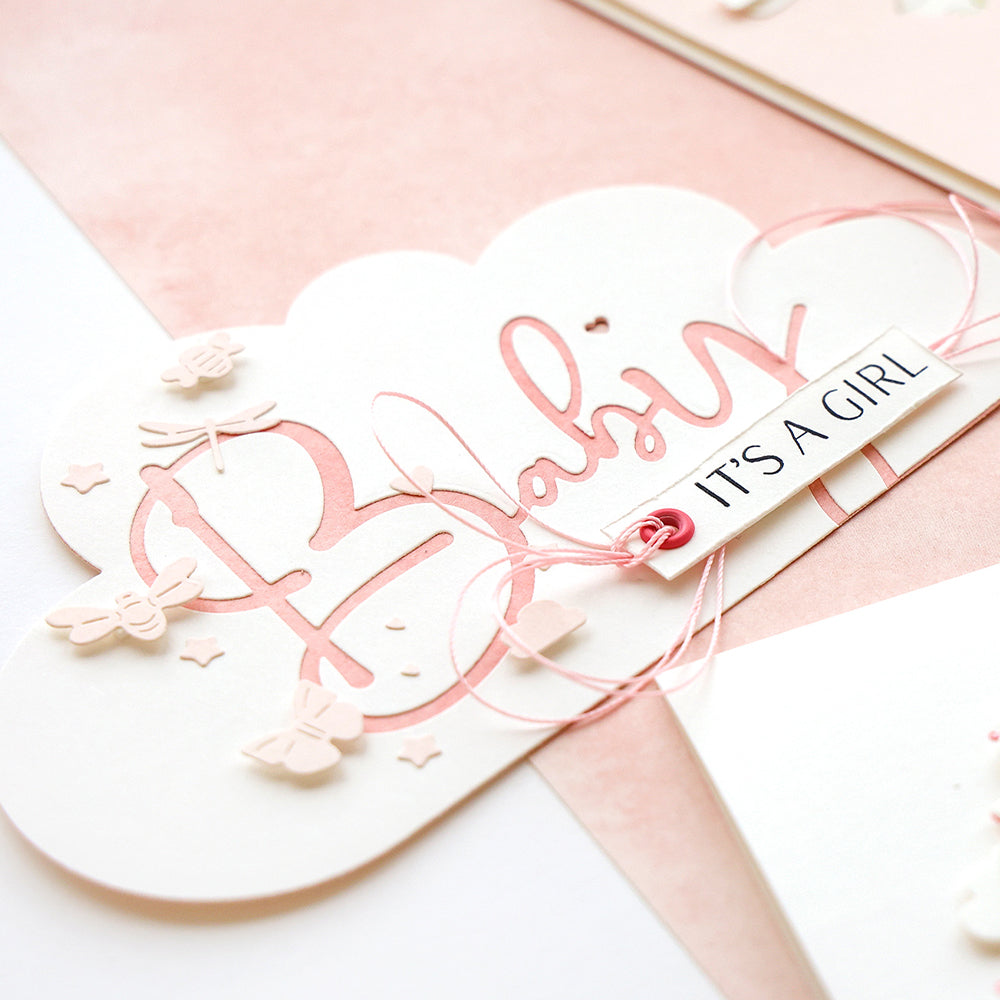 Rosa-weiße "It's a Girl"-Babypartykarte mit Bienendekoration, hergestellt aus hochwertigem Alexandra Renke Designpapier und einer Stanze mit Wolkenmotiv für eine charmante Note.
