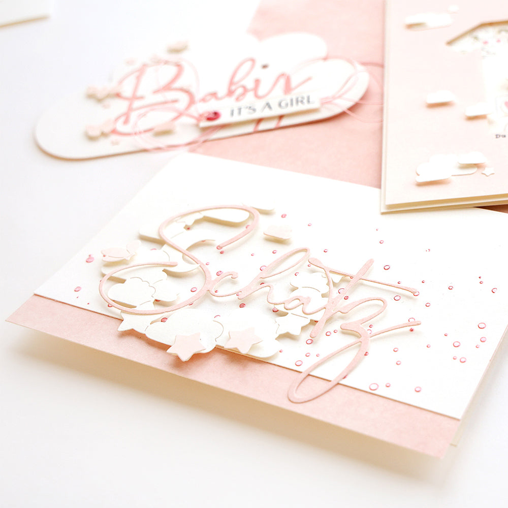 Rosa-weiße Babyparty-Karten auf einem Tisch, eine mit "Schatz" in Schreibschrift und Wolkendekoration, gestaltet mit Alexandra Renke Designpapieren und einer Motivstanze für charmante Details.