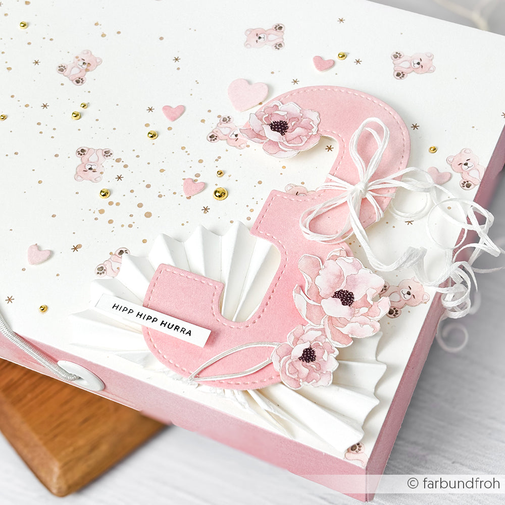 Geburtstagskarte in Rosa und Weiß mit einer großen Zahl 3, floralen Akzenten sowie Bären- und Herzdekorationen, gestaltet mit Alexandra Renke-Papieren und Zahlenstanzungen für einen charmanten Touch.