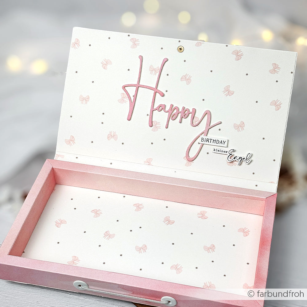 Offene rosa-weiße Geschenkbox von Alexandra Renke mit "Happy Birthday kleiner Engel" in eleganter Schrift auf der Innenseite des Deckels - perfekt zur Motivstanze oder Ihren Lieblingsdesignpapieren.