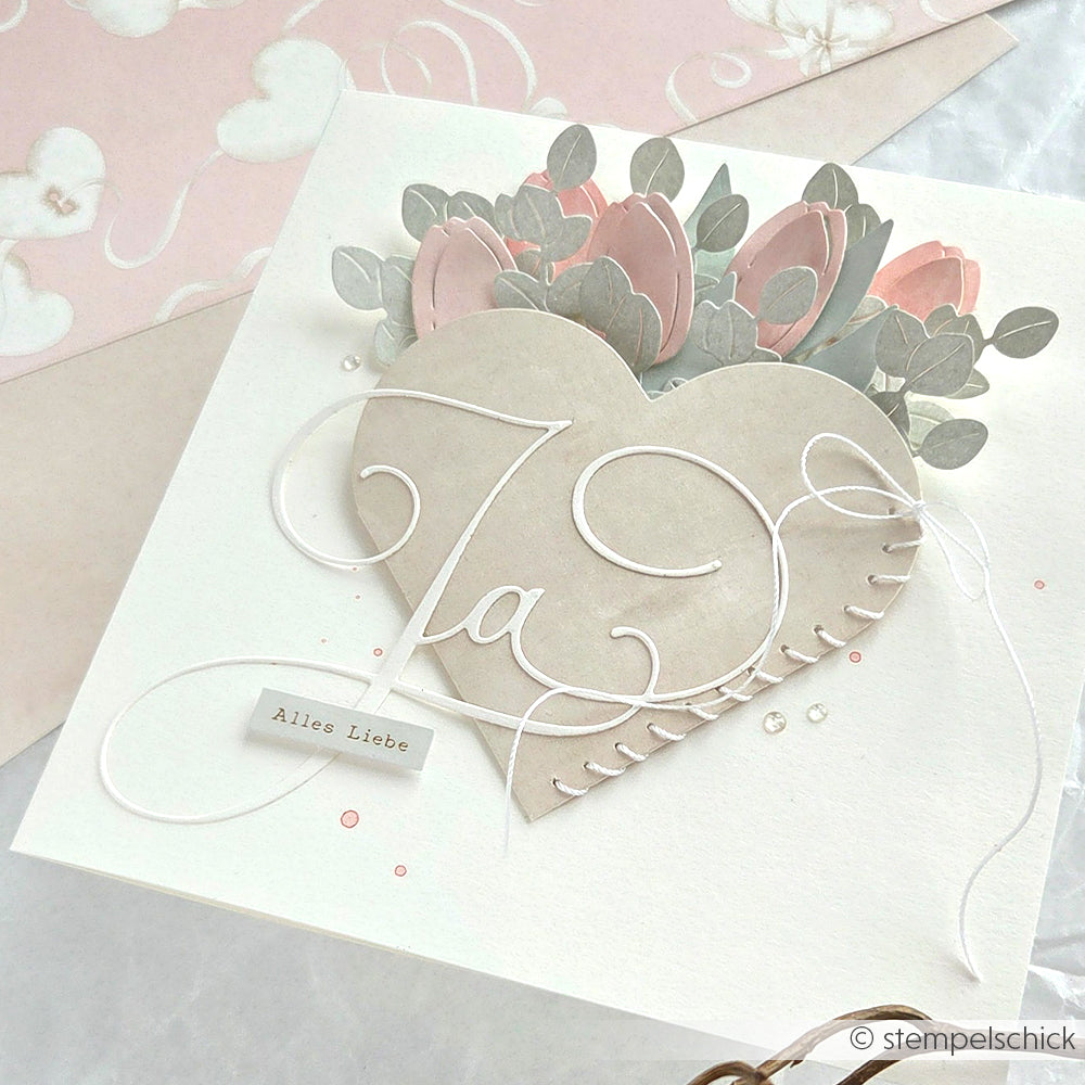 Grußkarte von Alexandra Renke mit einem Herz, rosa und grauen Blumen, eleganter Schrift, Designpapieren und der Aufschrift "Alles Liebe".