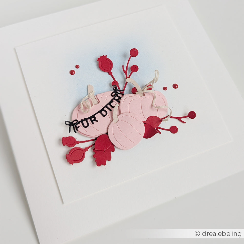 Handgefertigte Karte mit rosa Kürbissen, roten Blättern und einem „FOR U“-Banner auf weißem Hintergrund, gestaltet mit der Motivstanze „Festliche Wort-Girlanden“ für einen eleganten Touch.