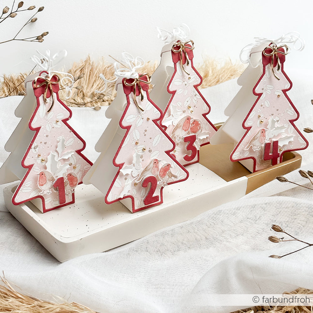 Vier weihnachtsbaumförmige Adventsboxen, nummeriert von eins bis vier, aus Designpapier und mit Vögeln verziert.
