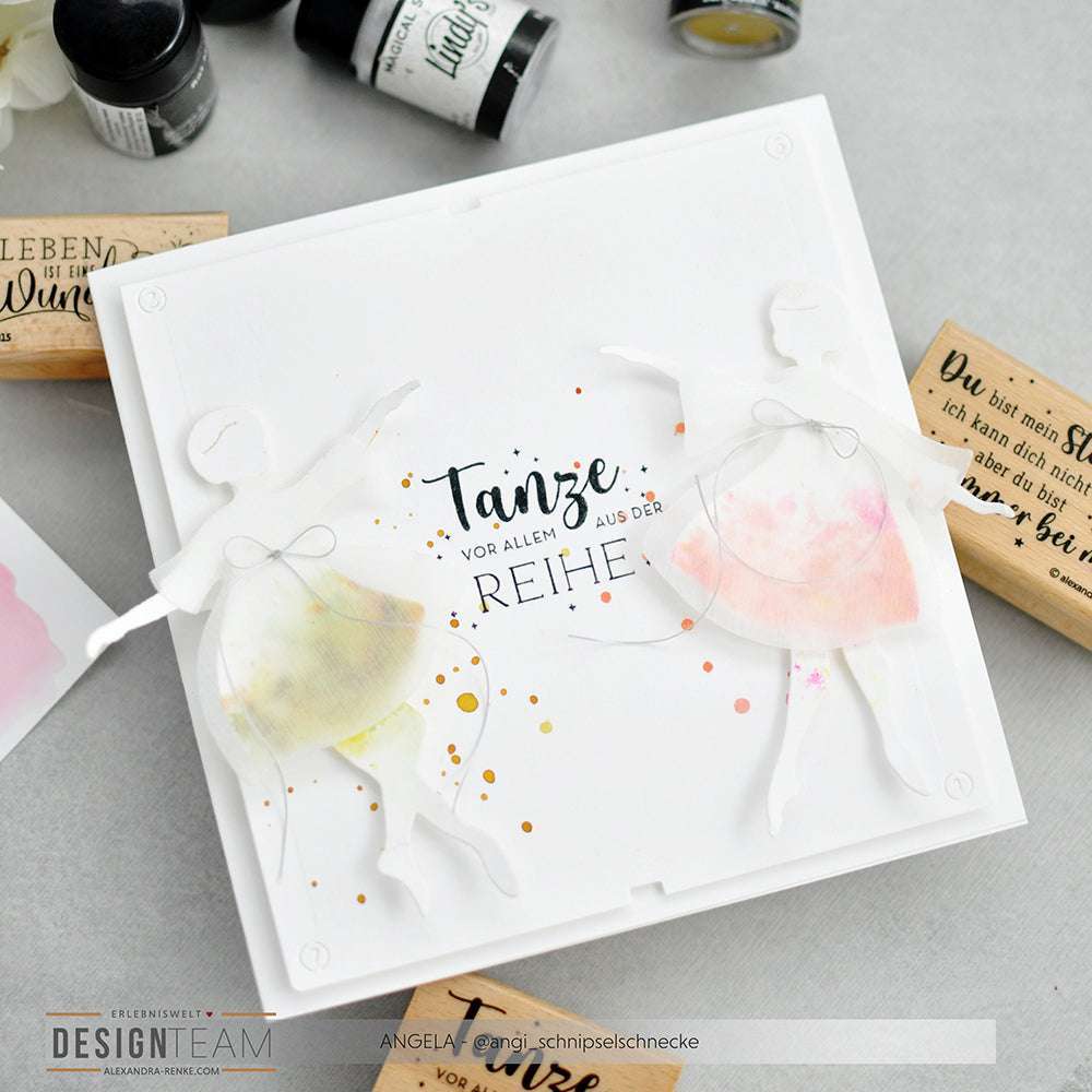 Handgefertigte Karte von Alexandra Renke mit zwei pastellfarbenen Ballerinas, dekorativen Spritzern und dem deutschen Text "Tanze vor allem aus der Reihe" - ideal für Papierprojekte oder als Ergänzung zu Ihren Lieblings-Stempelgummi-Designs.