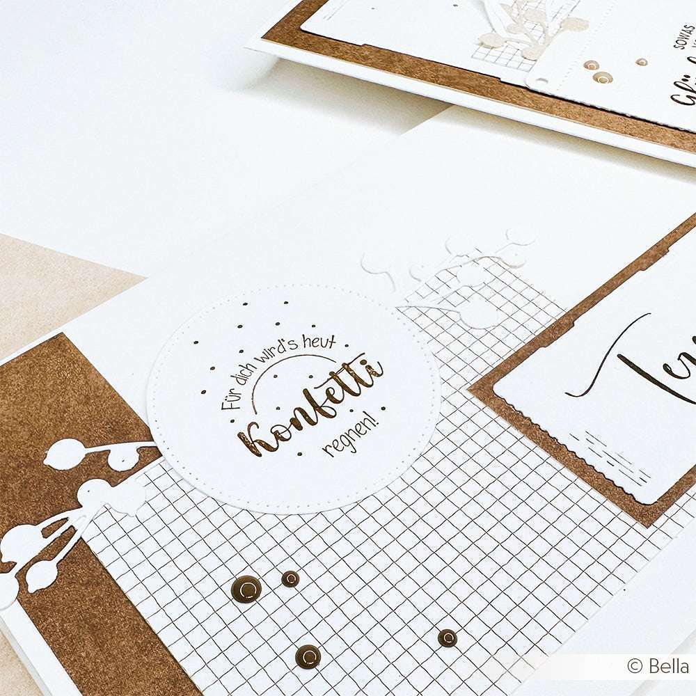 Nahaufnahme einer handgefertigten Karte von Alexandra Renke mit deutschem Text, Gittermuster, braunen Akzenten und dekorativen Details, die mit Stempelkissen erstellt wurden, um die Textur zu verstärken.