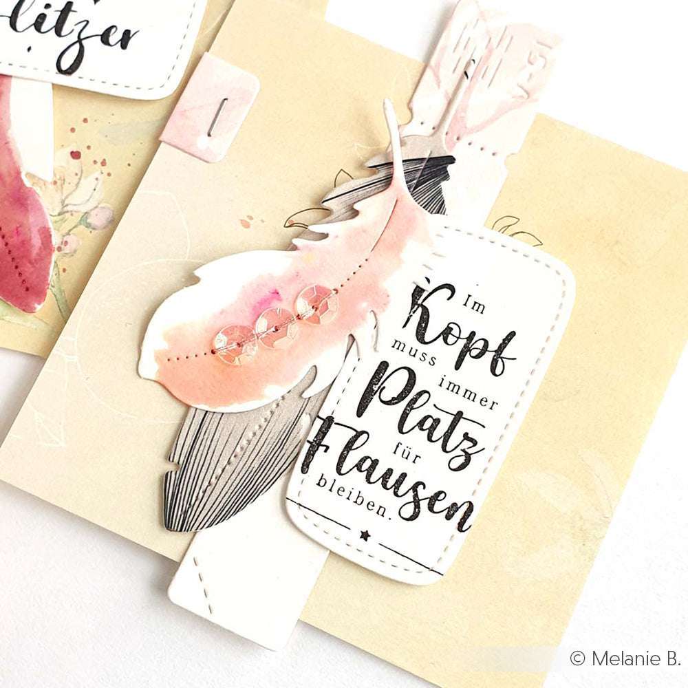 Handgefertigte Karte von Alexandra Renke mit deutschem Text, abstrakter Federkunst und rosa Aquarellfarbe auf Beige - ideal für Papierprojekte oder zum Stempeln mit Ihrem Lieblingsstempelgummi.