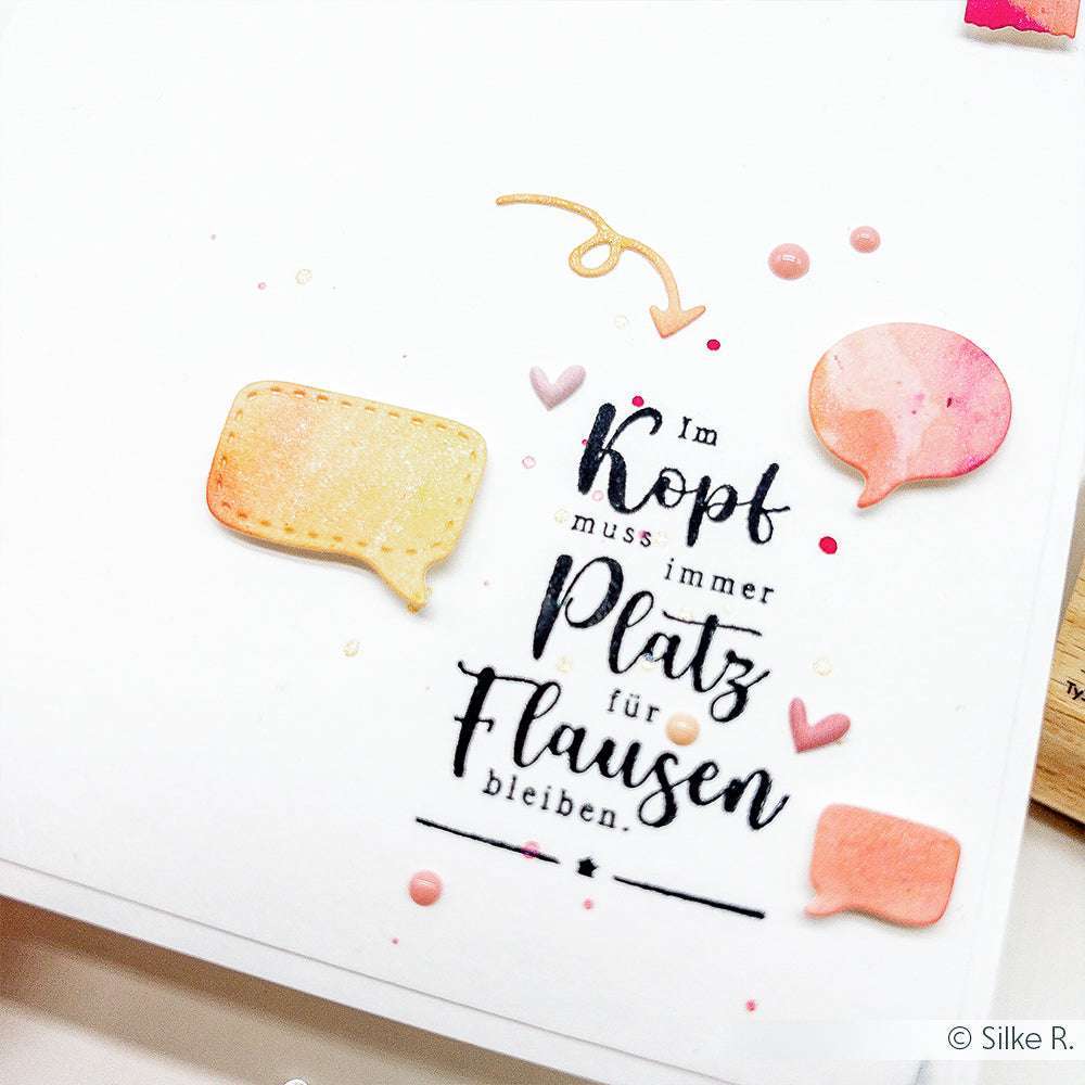 Scrapbook-Seite von Alexandra Renke mit deutschem Text, Sprechblasen, Herzen und Pfeilen in rosa und gelb - ideal für Papierprojekte mit Stempelgummi oder Ihrem Lieblingsholzstempel.