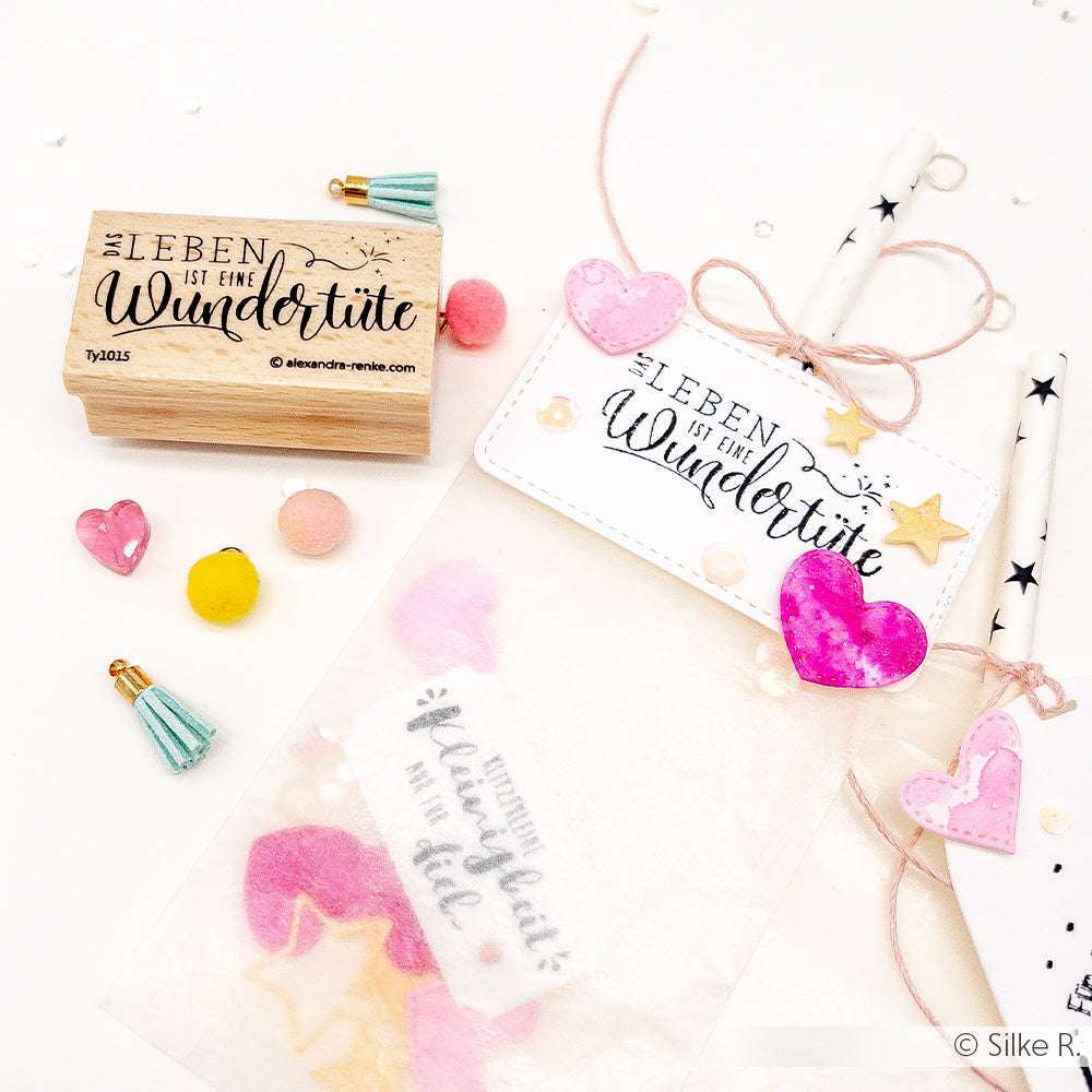 Geschenkanhänger und Stempel von Alexandra Renke mit deutschem Text, rosa Herzen, Sternen, Bleistiften und niedlichen Accessoires - ideal für Papierprojekte mit Ihrem Lieblingsholzstempel.