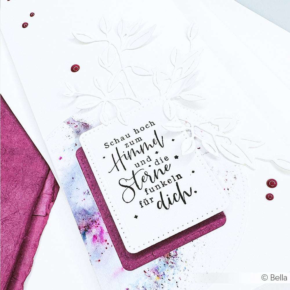 Handgemachte Karte von Alexandra Renke mit deutschem Text, weißen Blattausschnitten, lila Akzenten und dekorativen Beeren auf weißem Hintergrund.