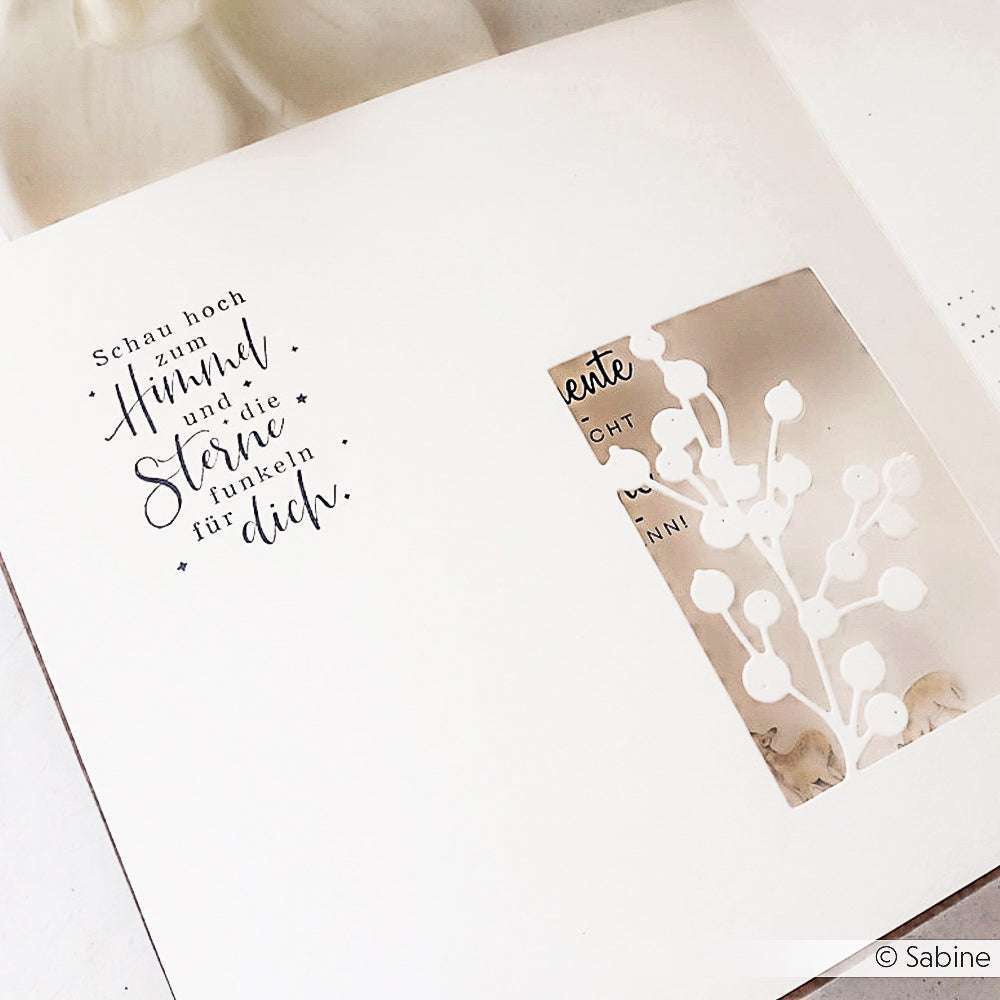 Eine offene Karte von Alexandra Renke mit handgeschriebenem deutschem Text und einer ausgeschnittenen weißen botanischen Illustration - perfekt für Papierprojekte oder in Kombination mit Ihren Lieblings-Holzstempel-Designs.