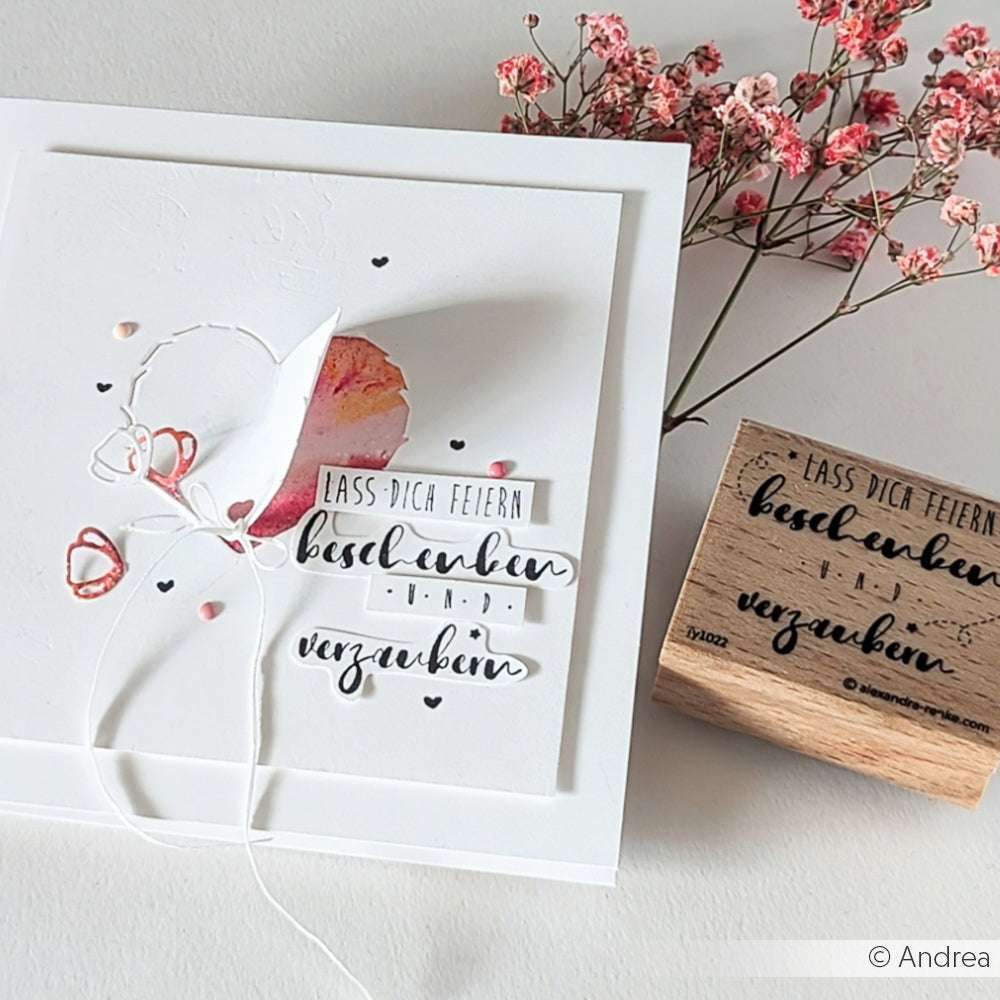 Eine handgemachte Karte von Alexandra Renke mit deutschem Text, Herzmotiven, einem passenden Holzstempel von Stempelgummi und rosa Blumen - ideal für kreative Papierprojekte.