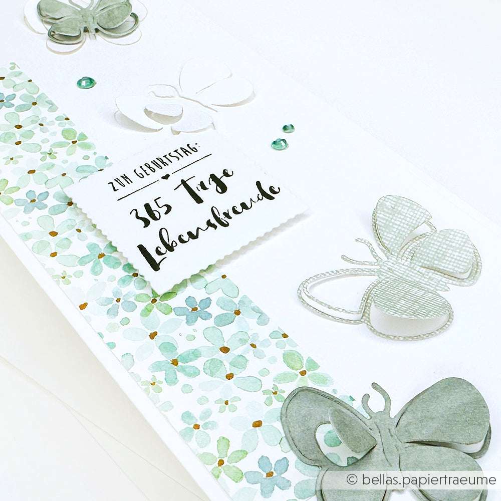 Handgemachte Geburtstagskarte von Alexandra Renke mit Schmetterlingen, floralen Motiven und "365 Tage Lebensfreude". Perfekt für Papierprojekte - gefertigt mit hochwertigen Stempelkissen für einzigartige, detaillierte Akzente.