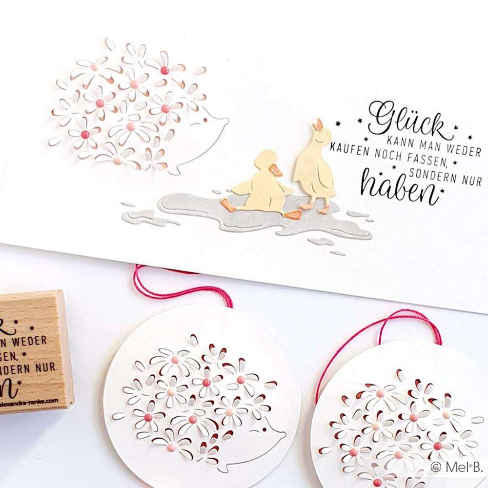 Alexandra Renke Karte mit einem Igel, Enten, Blumen, zwei runden Ornamenten und einem deutschen Textstempel - ideal für Fans von Stempelgummi oder Holzstempel Designs.