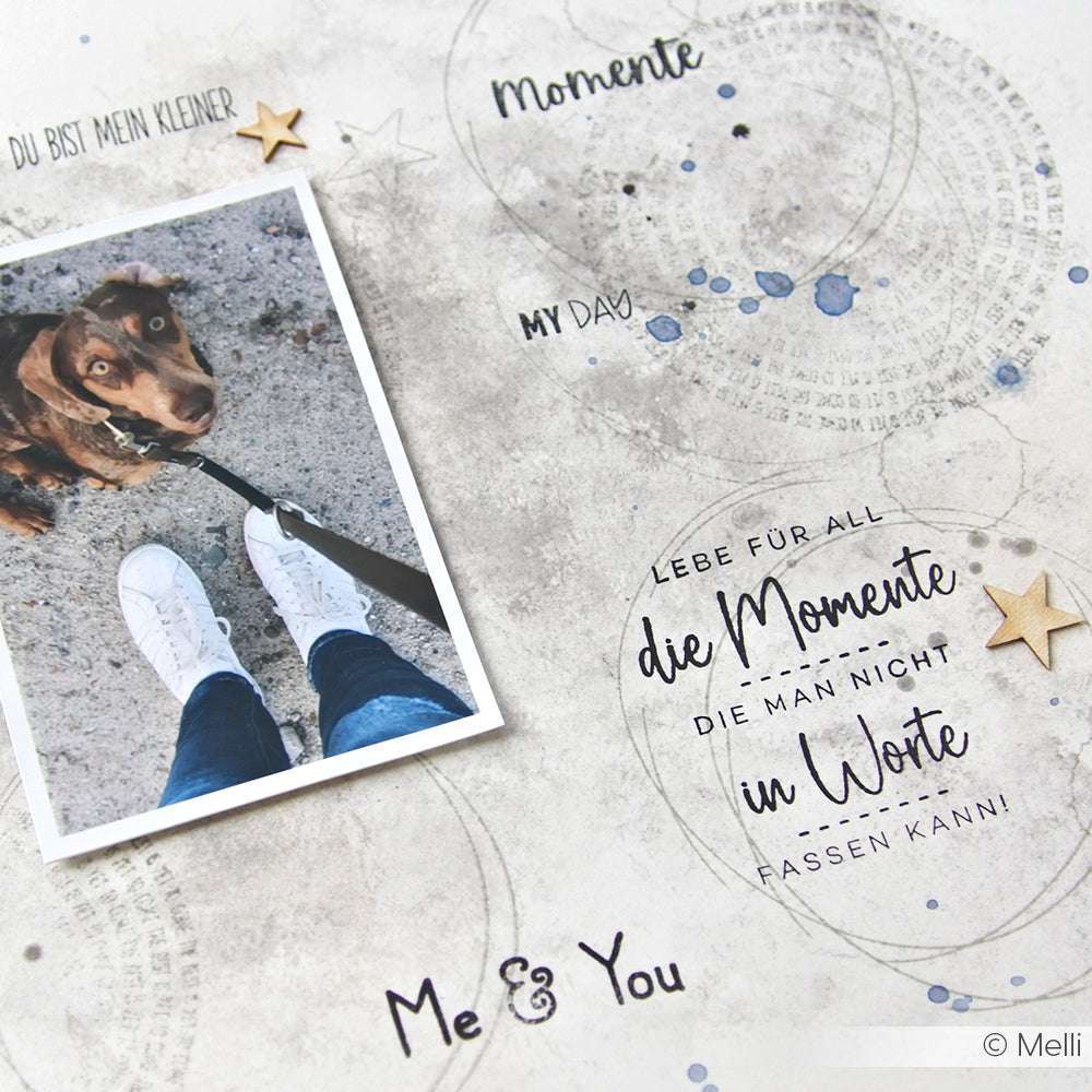 Foto mit einem Hund an der Leine und Schuhen, mit deutschem Text, dekorativen Sternen und Alexandra-Renke-Elementen auf einem strukturierten Hintergrund.