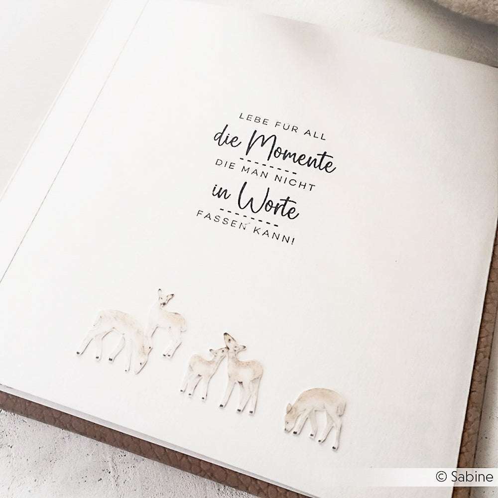 Aufgeschlagene Notizbuchseite von Alexandra Renke mit einem deutschen Zitat und einem kleinen illustrierten Reh - ideal, um Papierprojekte zu inspirieren oder Details mit Ihren Lieblingsstempelkissen und -stempeln hinzuzufügen.
