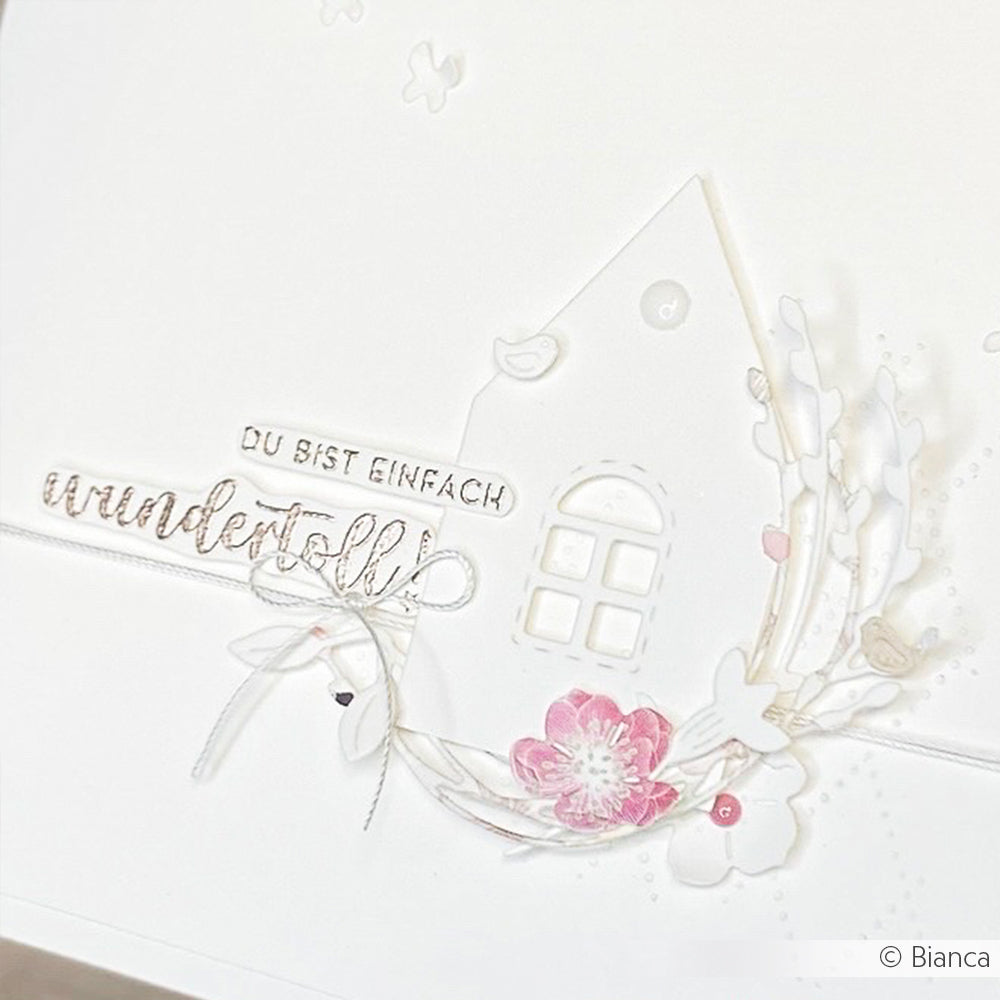 Weiße Karte von Alexandra Renke mit einem zarten Hausausschnitt, einer rosa Blume und dem Text "Du bist einfach wundervoll" - ideal für Papierprojekte oder in Kombination mit Ihrem Lieblingsstempelgummi.