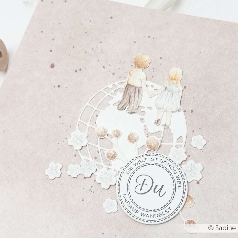 Handgefertigte Karte von Alexandra Renke mit zwei Kindern, die sich auf einer Weltkugel an den Händen halten, umgeben von Blumen und deutschem Text, gefertigt aus hochwertigem Holz für ein charmantes Finish.