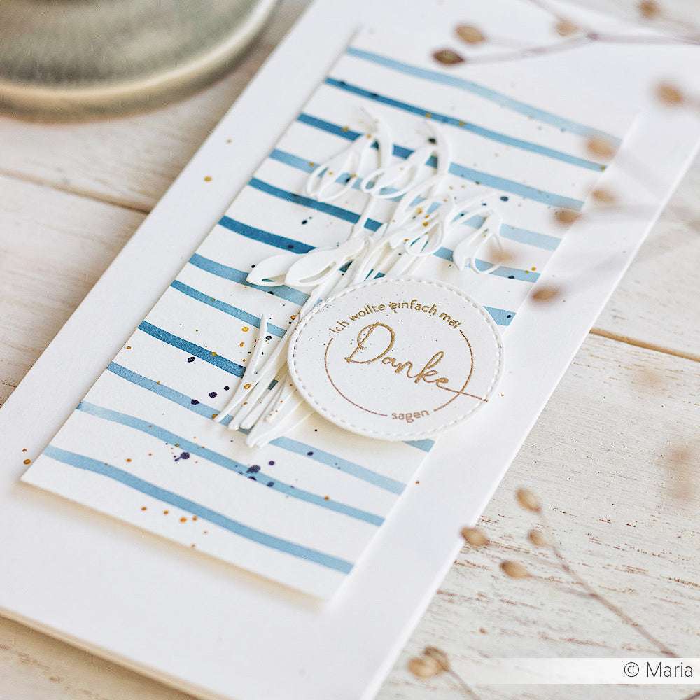 Handgefertigte Dankeskarte von Alexandra Renke mit blauen Streifen, weißen Blättern und einem runden "Danke"-Etikett - ideal zum Kombinieren mit Ihrem Lieblingsholzstempel oder Stempelkissen.