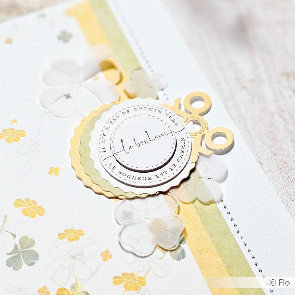 Grußkarte von Alexandra Renke mit floralen Mustern, gelben und grünen Streifen und "Le bonheur est le chemin". Ideal für Papierprojekte oder zur individuellen Gestaltung mit Holzstempeln.