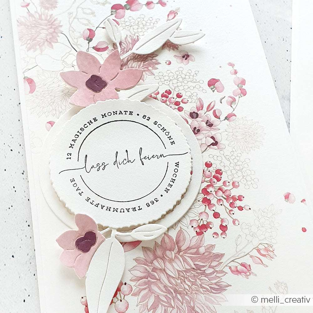 Alexandra Renke Blumenkarte mit rosafarbenen Blumen und deutschem Text in einem Kreis, akzentuiert durch zarte florale Illustrationen - ideal für Papierprojekte oder in Kombination mit Ihrem Lieblingsholzstempel.