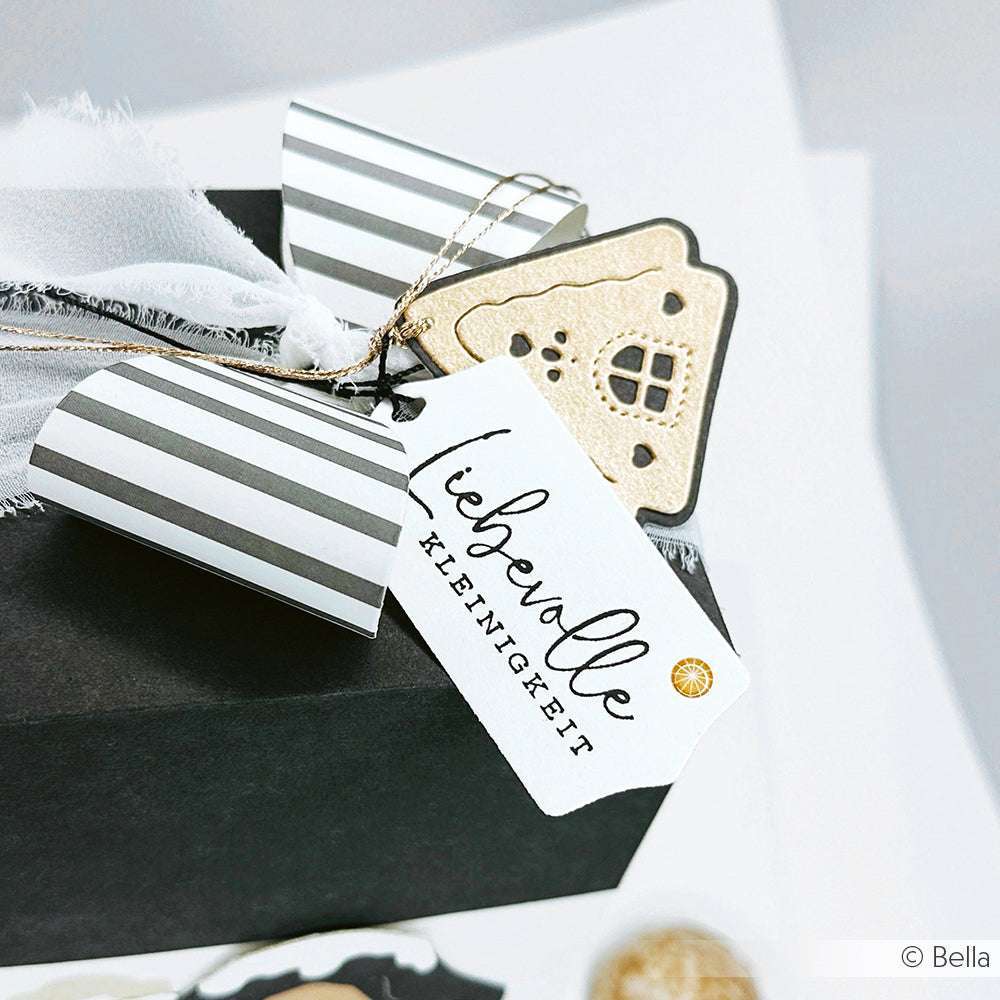 Schwarze Geschenkbox von Alexandra Renke mit gestreiften Anhängern, einem Anhänger in Keksform und der Aufschrift "Liebevolle Kleinigkeit" - ideal für Papierprojekte oder als charmantes Geschenk mit Ihrem Lieblingsholzstempel.