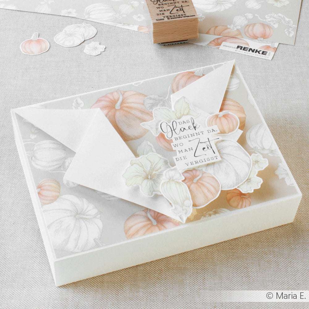 Weiße Umschlagschachtel von Alexandra Renke mit pastellfarbenen Kürbismotiven und einer deutschen Note - ideal für Papierprojekte oder um mit Ihrem Lieblingsholzstempel eine persönliche Note hinzuzufügen. Abgebildet auf einer hellen Oberfläche.