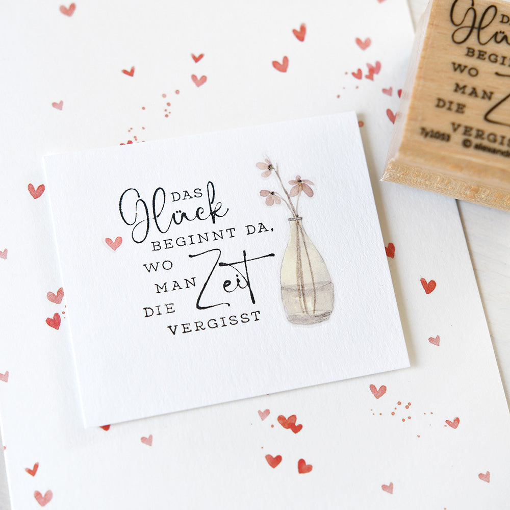 Eine Karte von Alexandra Renke mit deutschem Text, einer Vasenillustration und roten Herzen auf weißem Grund - ideal, um Stempelmotive aus hochwertigem Holz oder Ihren Lieblingsholzstempel zu präsentieren.