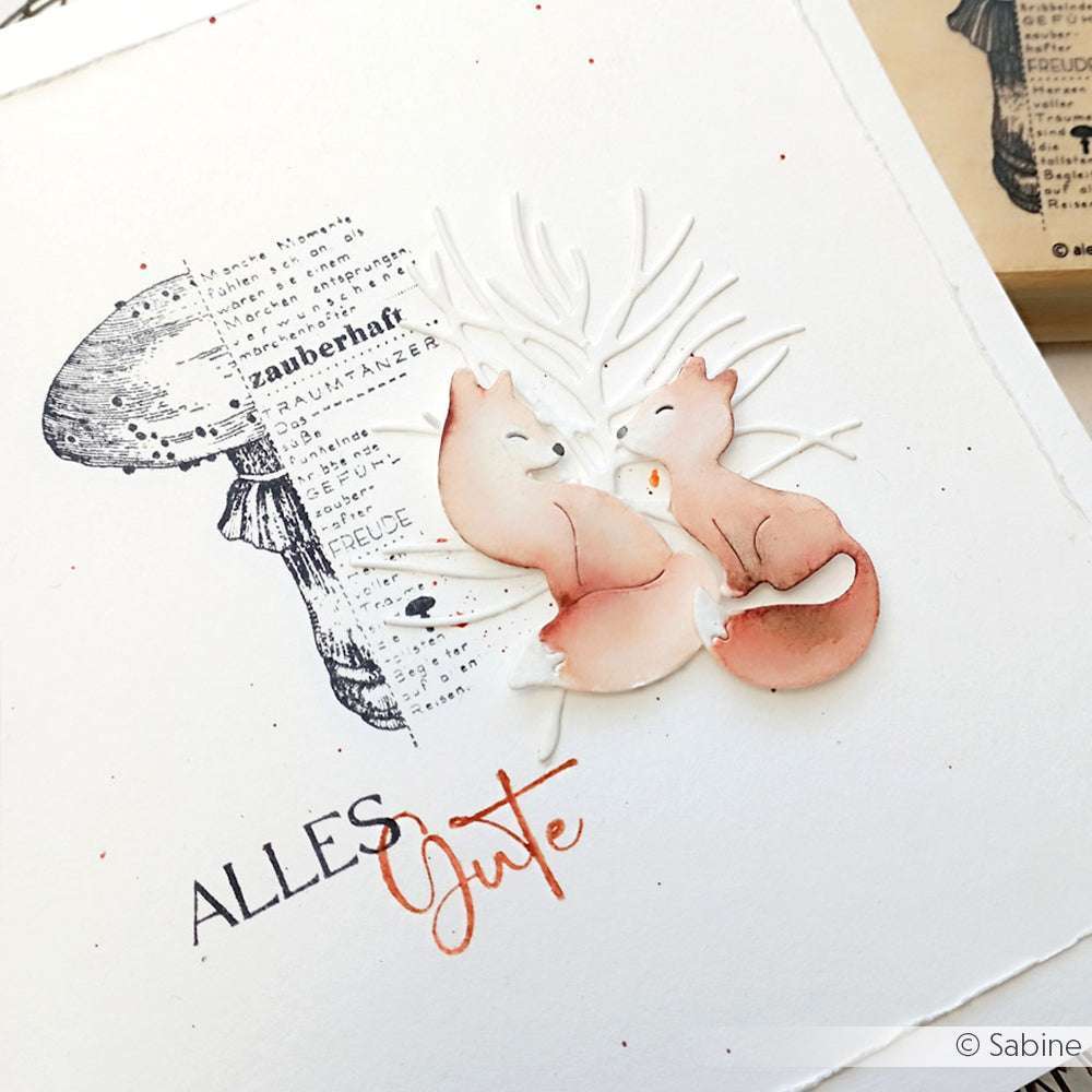 Handgemachte Karte von Alexandra Renke mit zwei Füchsen, einem Vintage-Pilz-Print und "ALLES Gute" in Glückspilz-Typo auf weißem Papier, mit Stempeldetails für einen charmanten Abschluss.