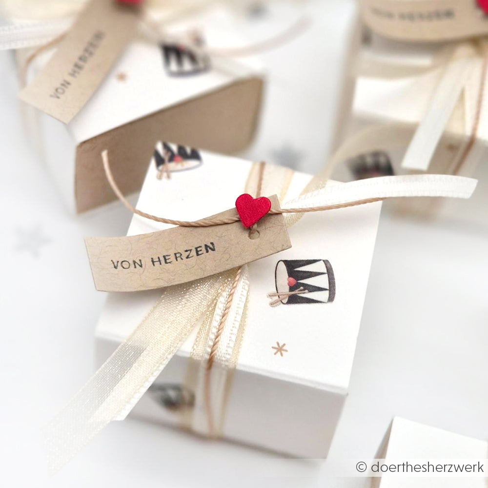 Weiße Geschenkschachtel von Alexandra Renke mit Schleife, rotem Herz und einem "Von Herzen"-Anhänger - perfekt für die Kombination mit einem Mini Typo Holzstempel, um Ihre eigene gestempelte Botschaft hinzuzufügen.