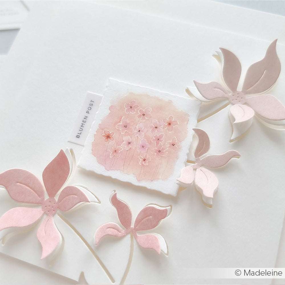 Zarte rosafarbene Papierblumen und eine florale Aquarellillustration auf weißem Strukturpapier von Alexandra Renke, perfekt für Papierprojekte oder um Ihrem Lieblingsholzstempel Charme zu verleihen.