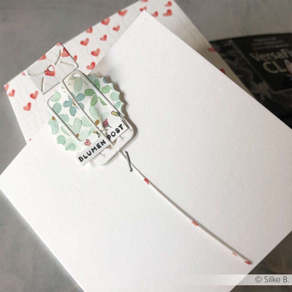 Handgefertigte Karte von Alexandra Renke mit Blumen- und Herzmotiven, beschriftet mit BLUMEN POST auf weißem Hintergrund, mit zarten Mini Typo Details, die mit Stempelgummi erstellt wurden.