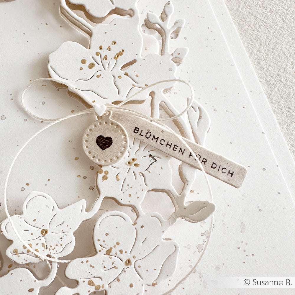 Diese Karte von Alexandra Renke zeigt geprägte weiße Blumen, einen Herzanhänger und ein "BLÜMCHEN FÜR DICH"-Tag - ideal für Papierprojekte oder zum Stempeln mit Ihren Lieblingsstempeln.